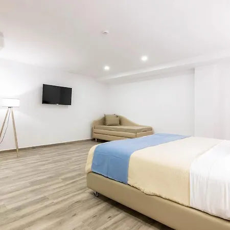 Iakinthos, Hotell