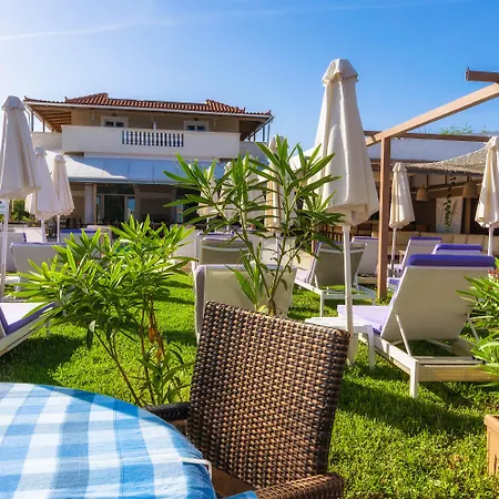 Iakinthos, Hotell