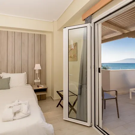 Iakinthos, Hotell