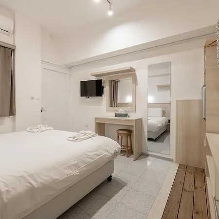 Iakinthos, Hotell