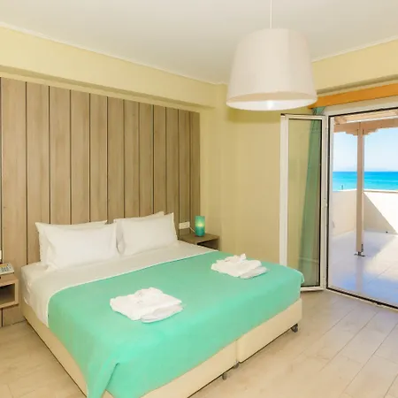 Iakinthos, Hotell