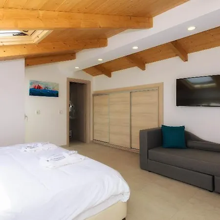 Iakinthos, Hotel