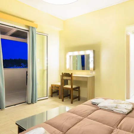 Iakinthos, Циливи