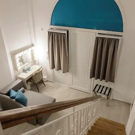 Iakinthos, Hotel