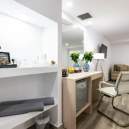 Iakinthos, Hotel