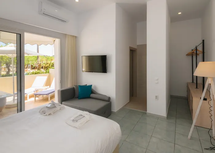 Iakinthos, Hotel Planos