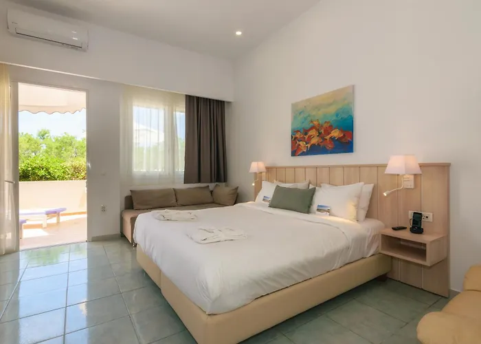 Iakinthos, Hotel Planos