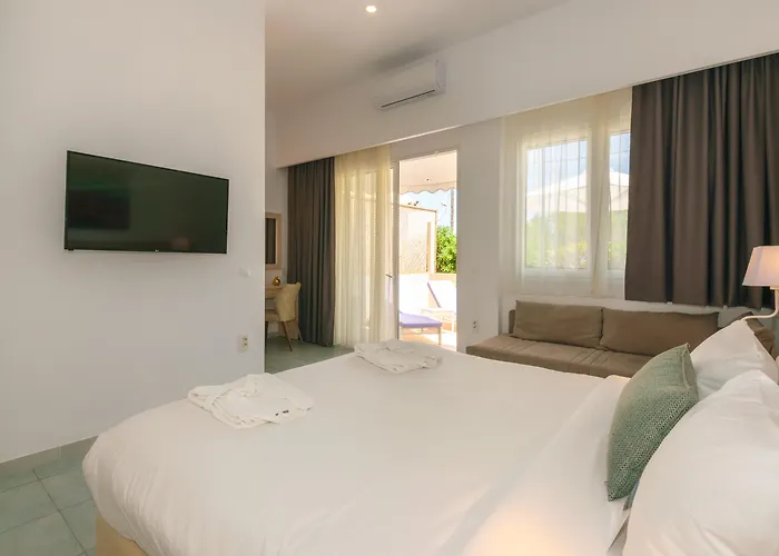 Iakinthos, Hotel Planos