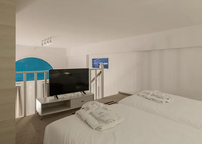 Iakinthos, Hotel Planos