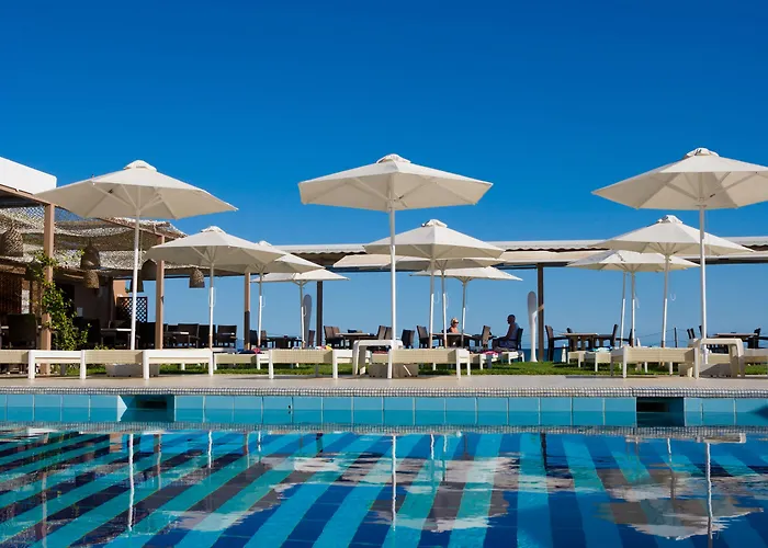 Iakinthos, Hotel Planos