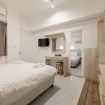 Iakinthos, Szálloda